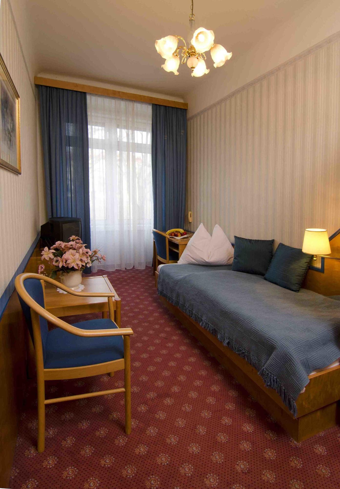 Cryston Hotel 3*