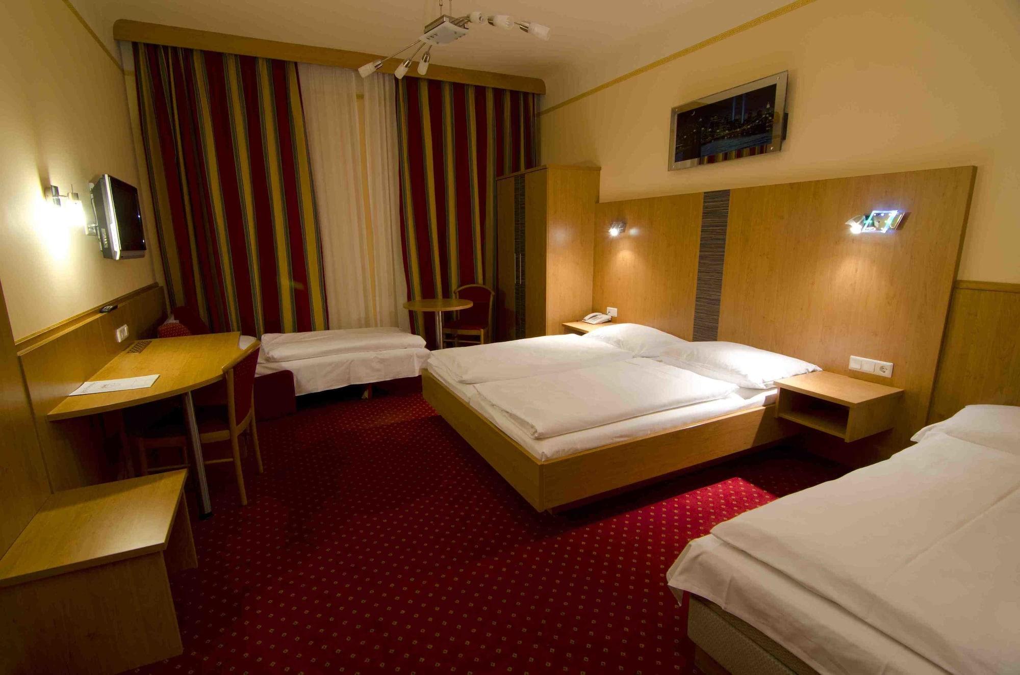 Cryston Hotel