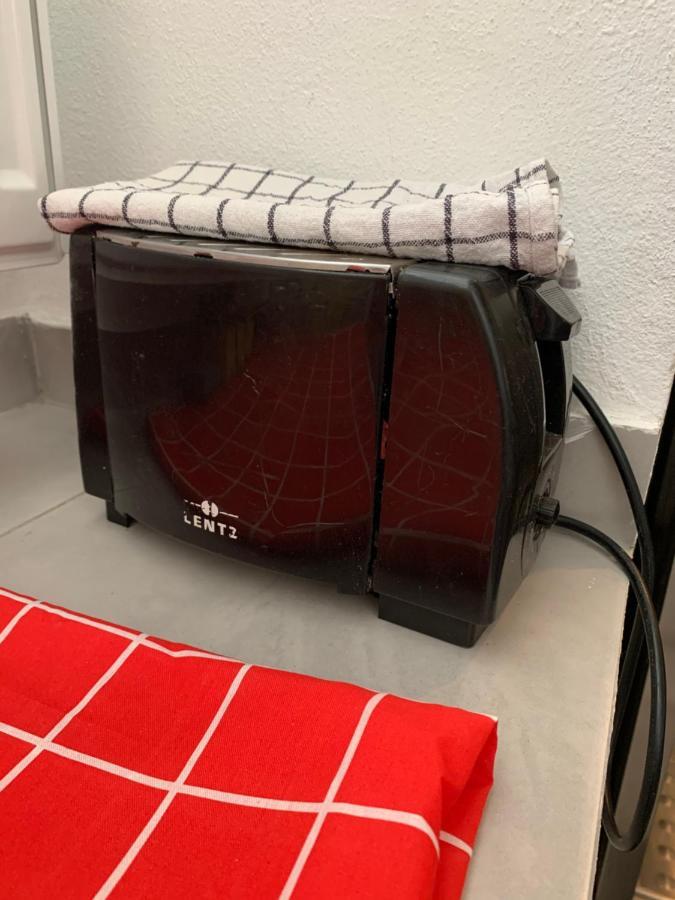 Simple Apt - 8 Bed Is Having No Kitchen Apartment