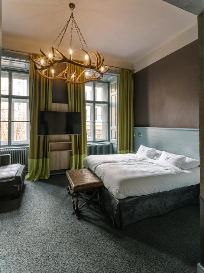Saint Shermin & Champagne Hotel