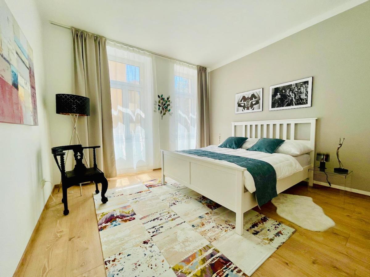 Colorful & Quiet In Beautiful Viennese Building Apartment *