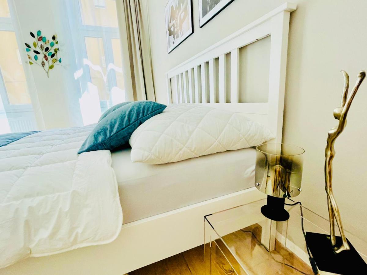 Colorful & Quiet In Beautiful Viennese Building Apartment