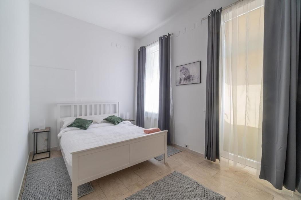 Apartment Centre *