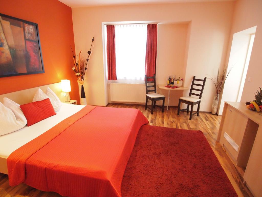 Hotel De Lux 3*