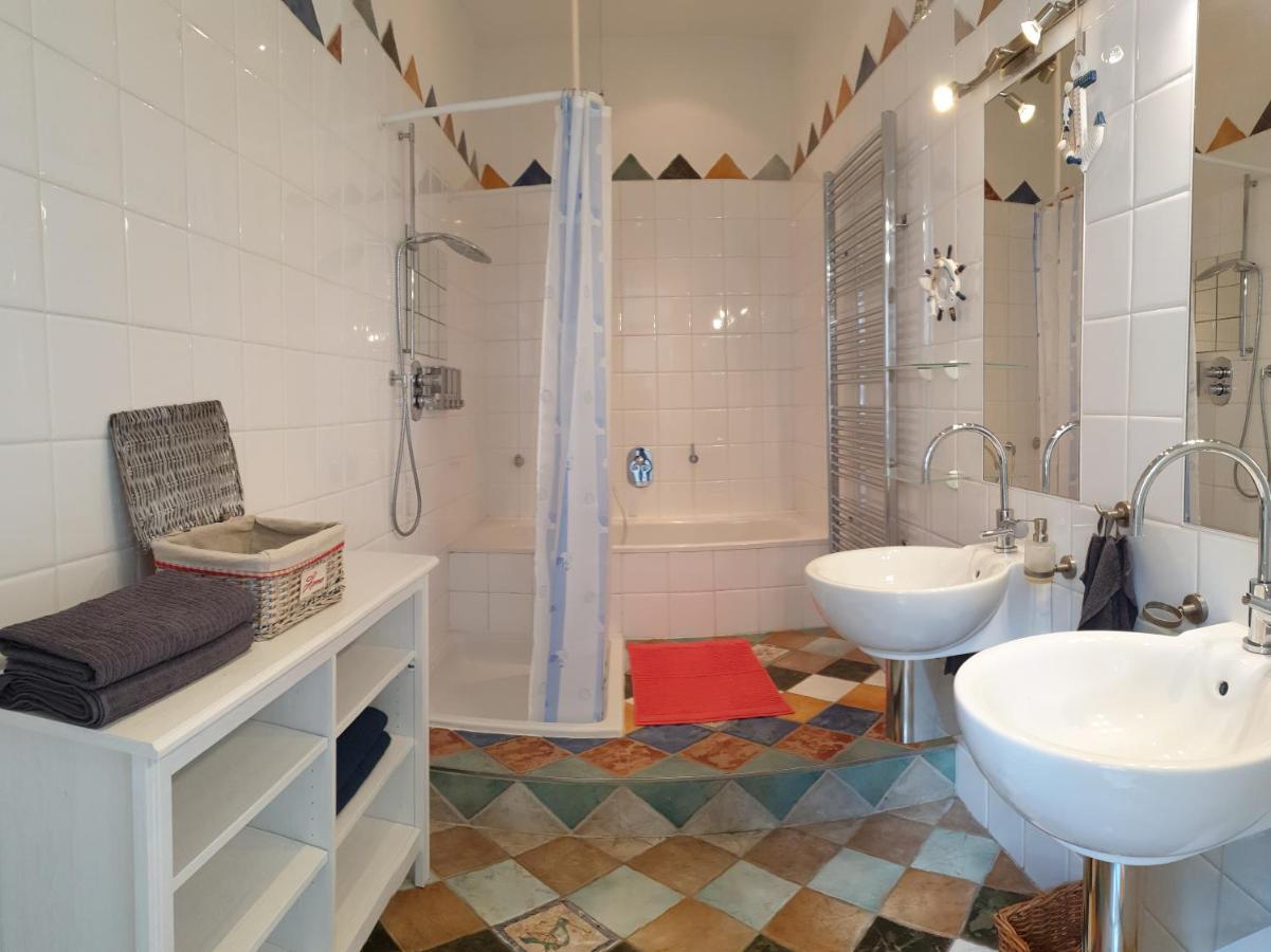Sunny And Spacious Near Centre Apartment
