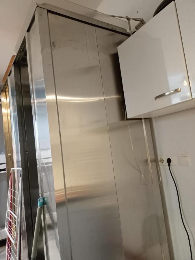 Simple Apt - 8 Bed Is Having No Kitchen Apartment *