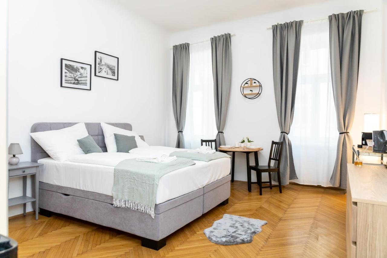 The Place, In The 7th District Of Apartment *