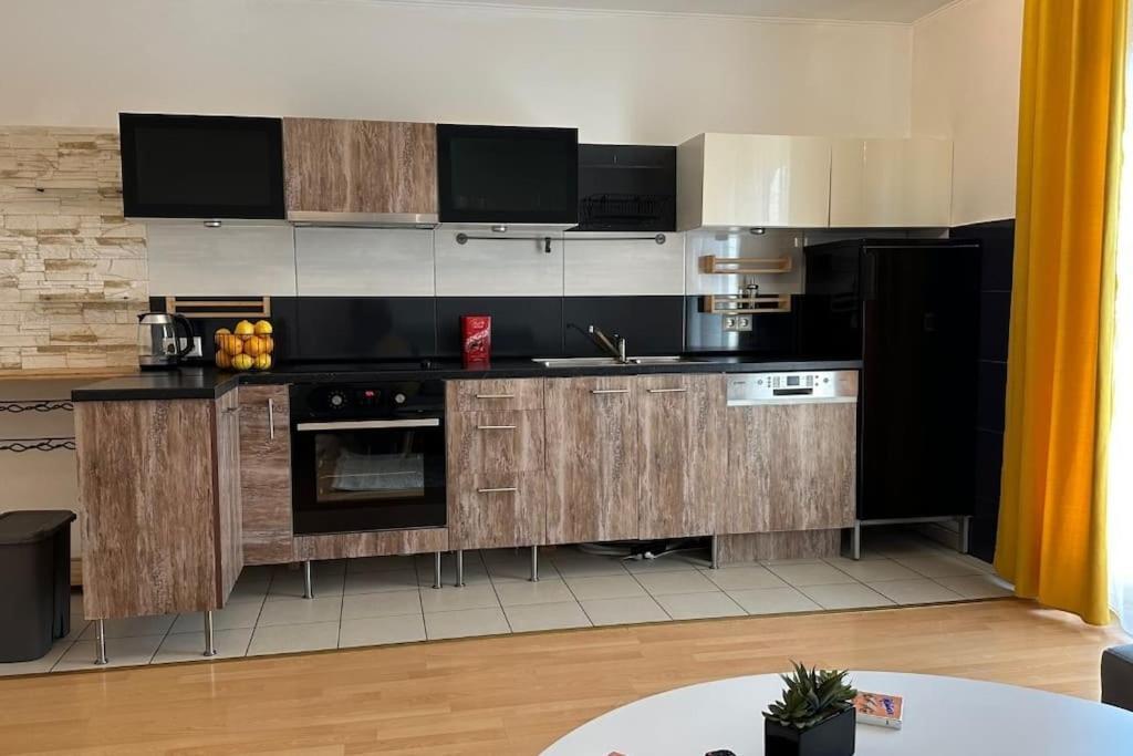 Apartment Modern Flat Incl Parking, Near Metro U1