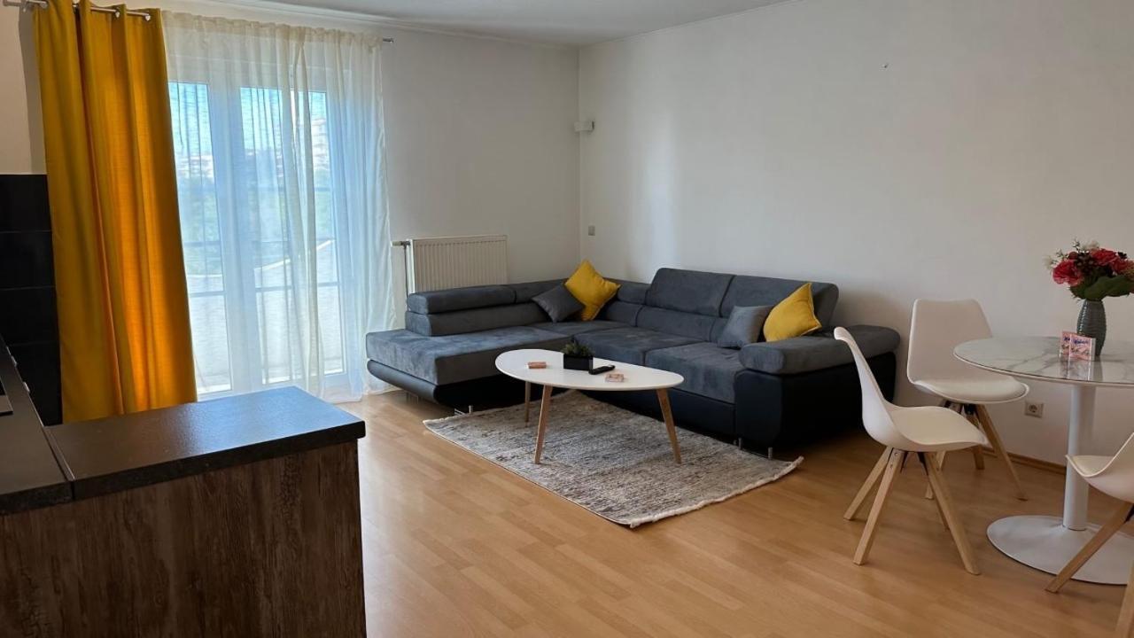 Modern Flat Incl Parking, Near Metro U1 Apartment
