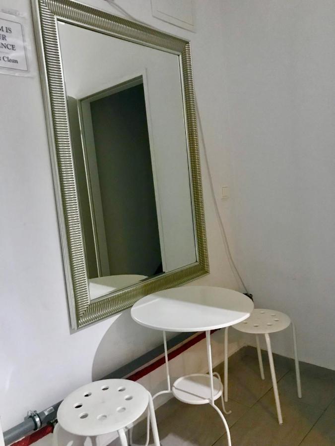 Simple Apt - 8 Bed Is Having No Kitchen