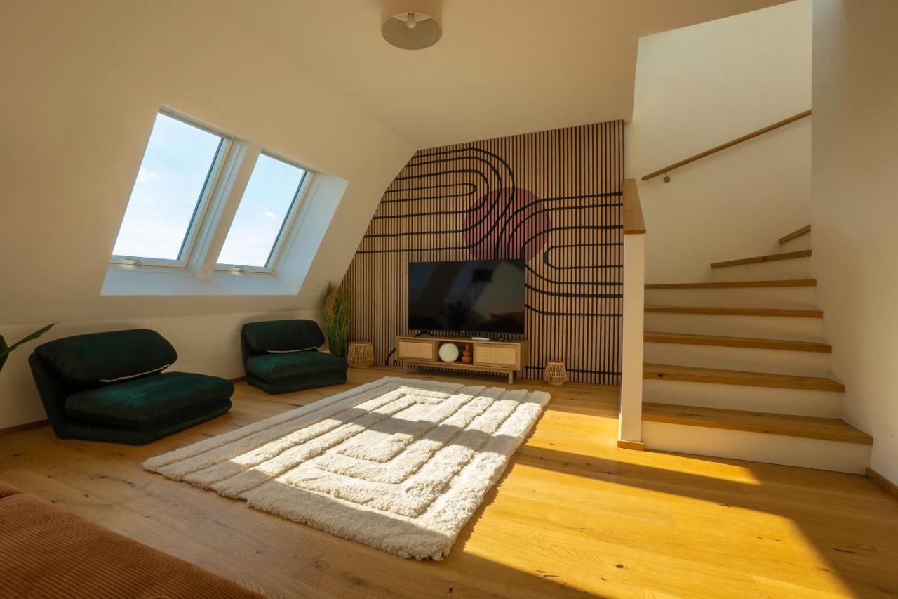Orestaliving - Penthouse In 2nd District With View *