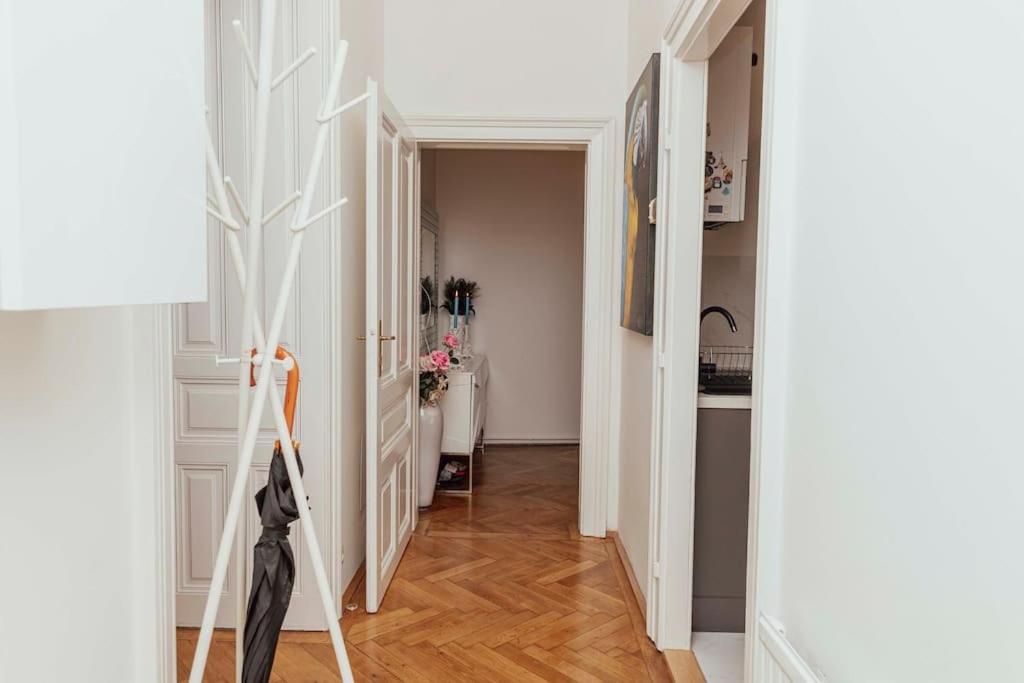 Modern Stylish Comfortable 2 Bedroom *