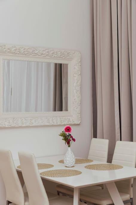 Apartment Modern Stylish Comfortable 2 Bedroom *
