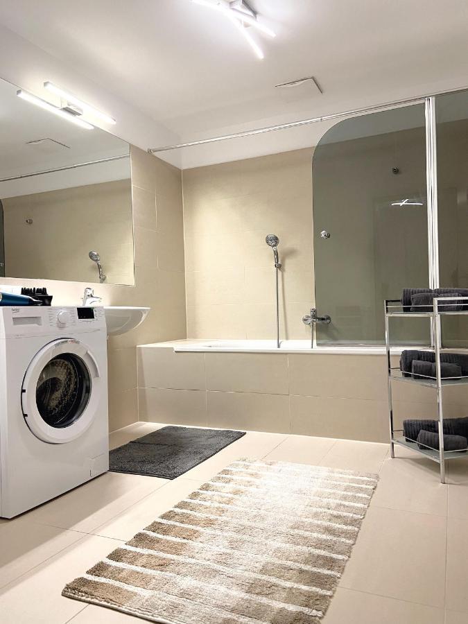 Near Lake Spacious & Furnished Beautiful Apartment *