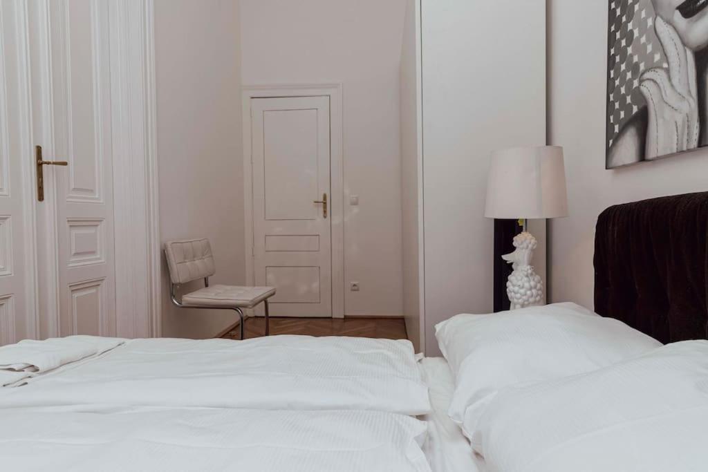 Modern Stylish Comfortable 2 Bedroom *