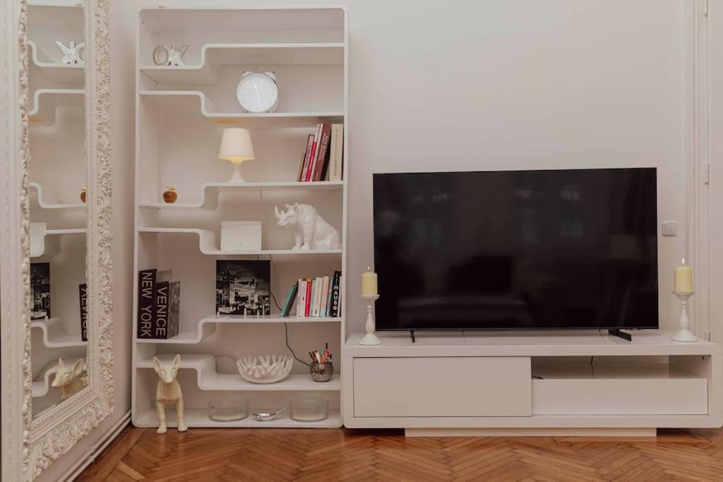 Modern Stylish Comfortable 2 Bedroom Apartment *