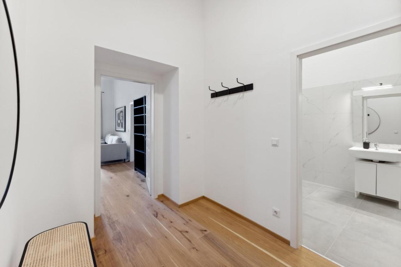 Center Designer Modern
