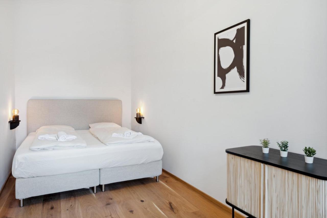 Center Designer Modern