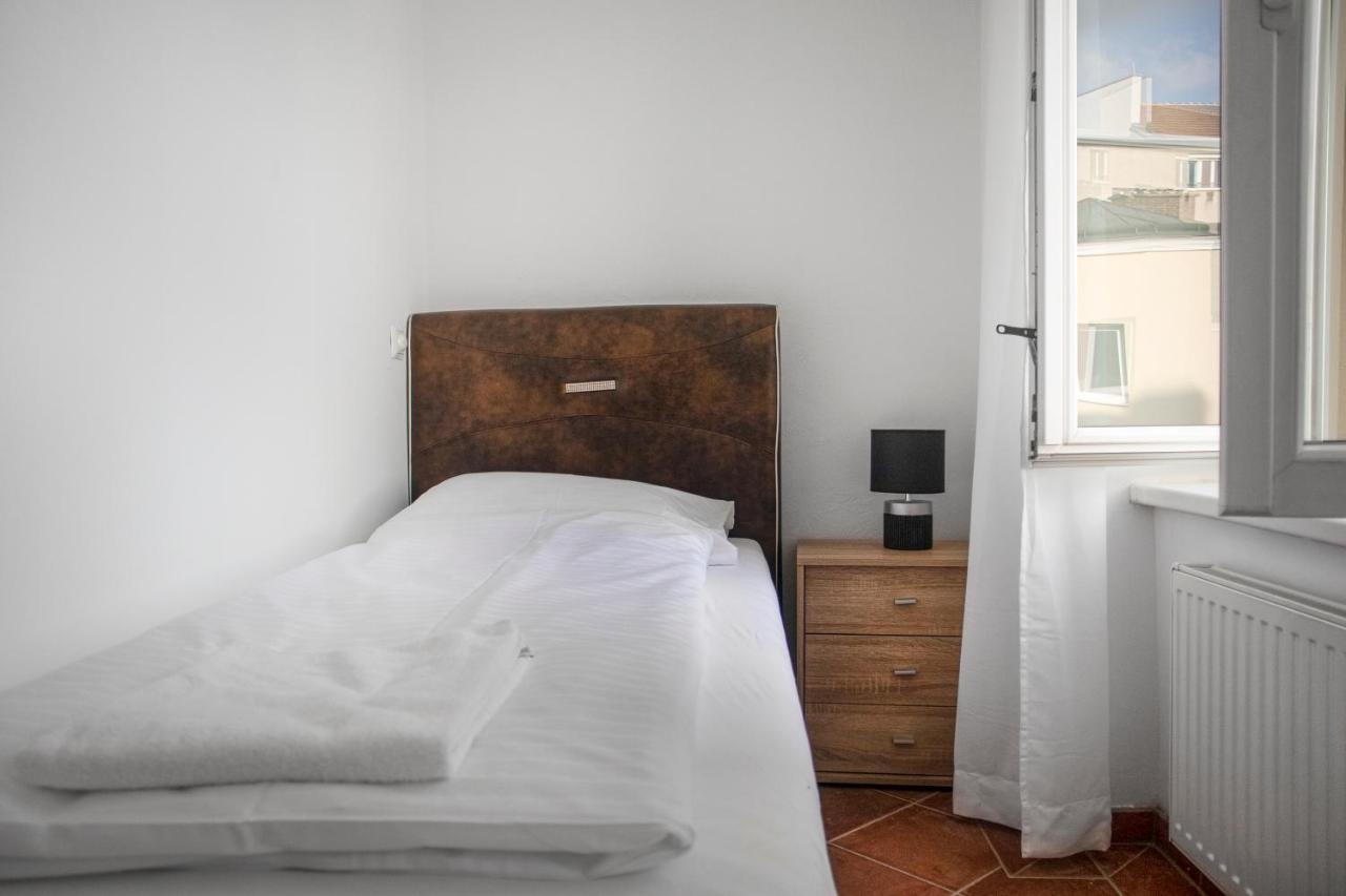 Superb 7br For 22 People Near Hauptbahnhof Apartment