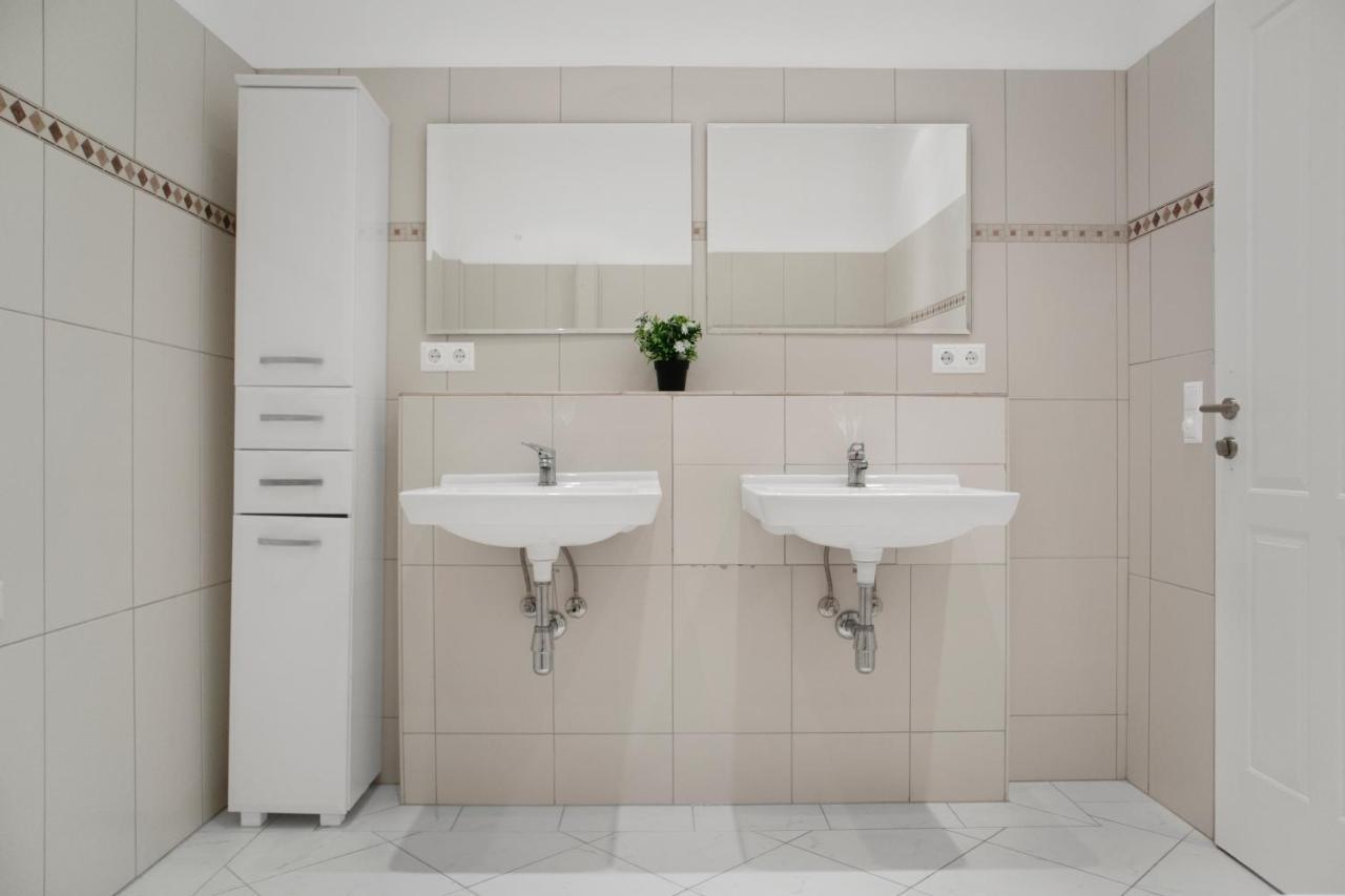 Superb 7br For 22 People Near Hauptbahnhof Apartment