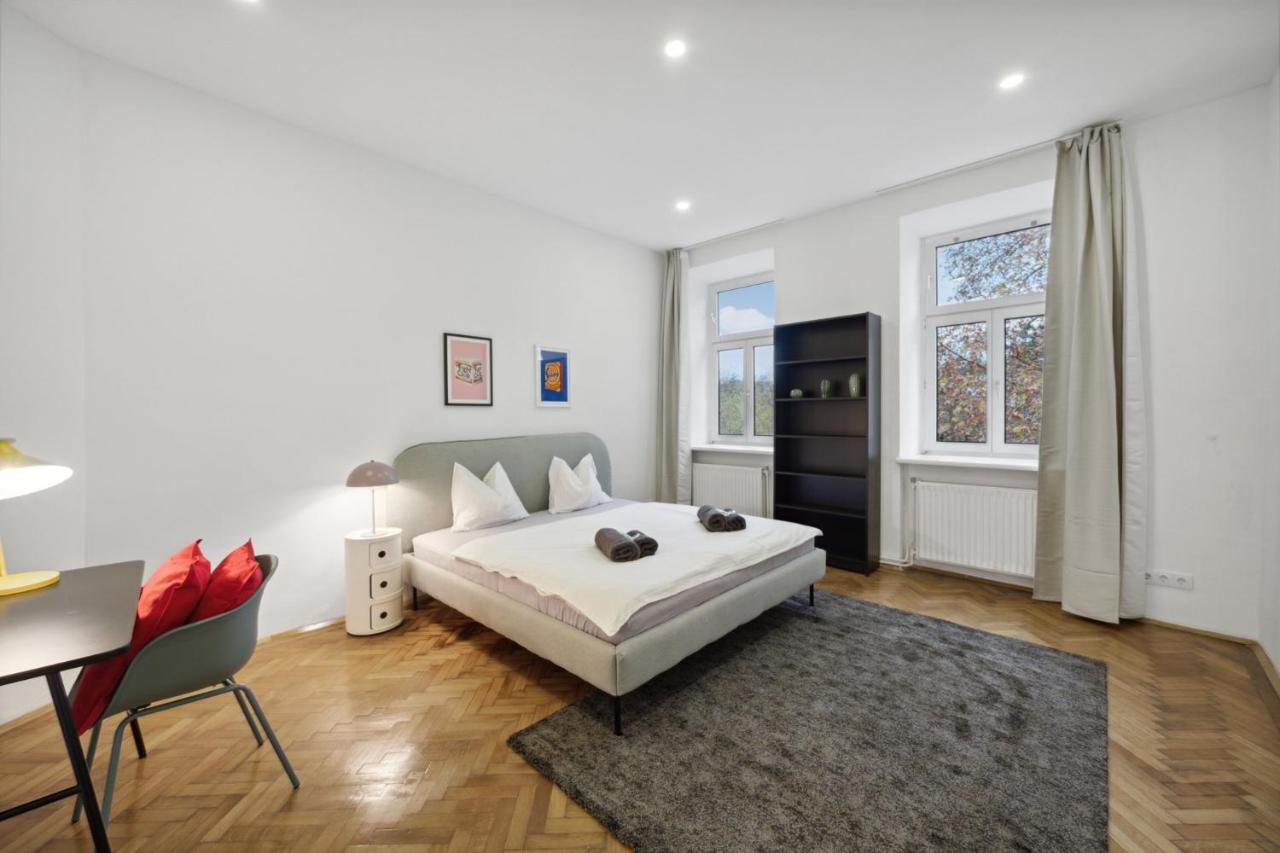 Big Spacious In Apartment *