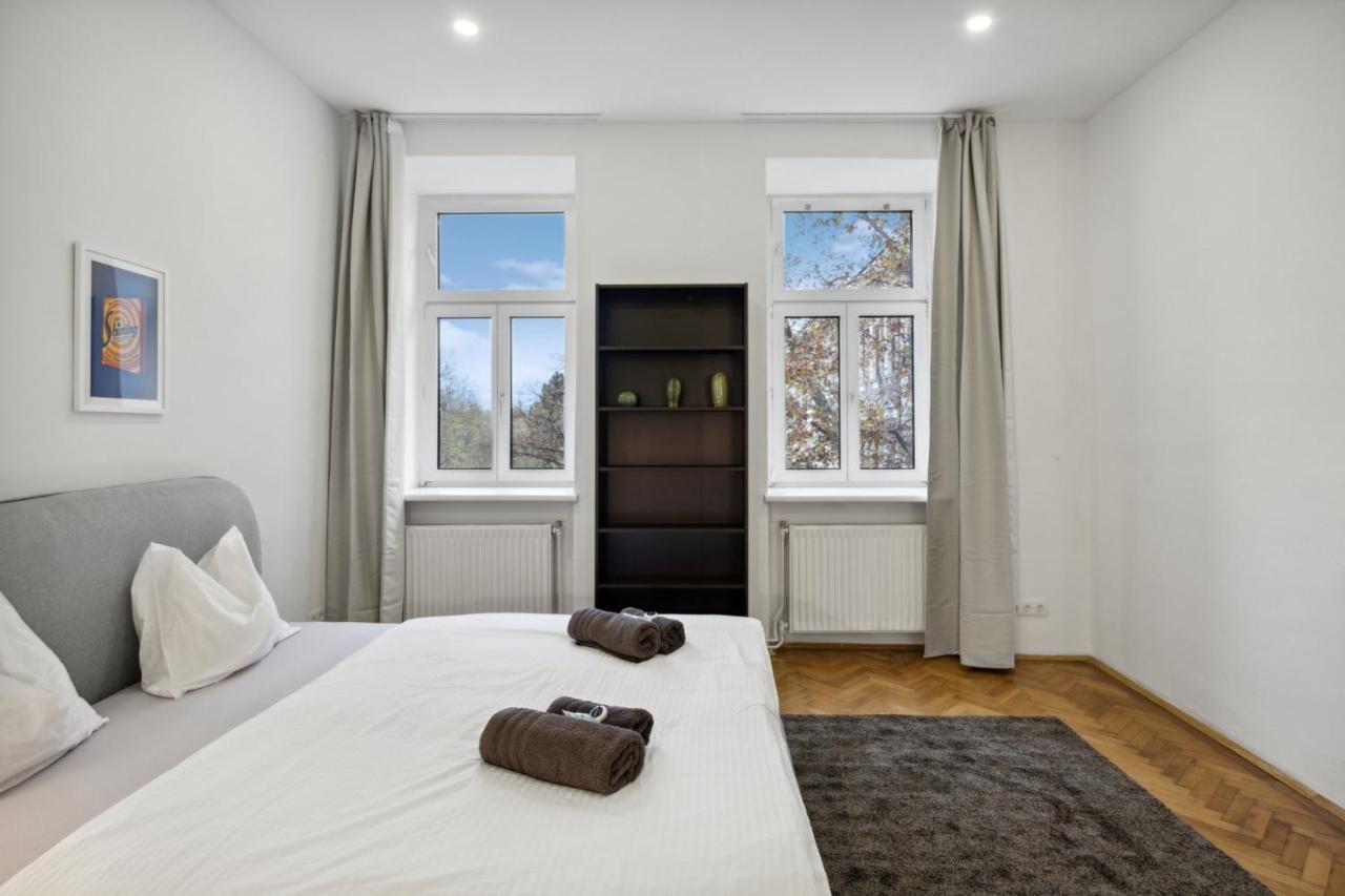 Big Spacious In Apartment *