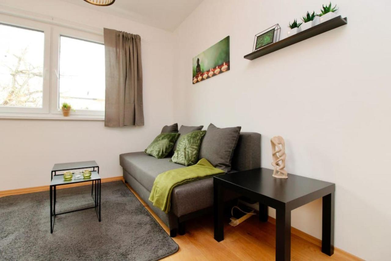 Modern Balcony With Free Parking *