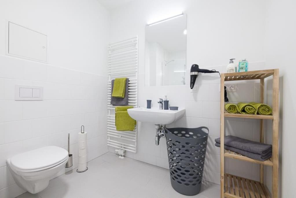 Premium With Balcony! Free Garage Parking Included! Appartamento
