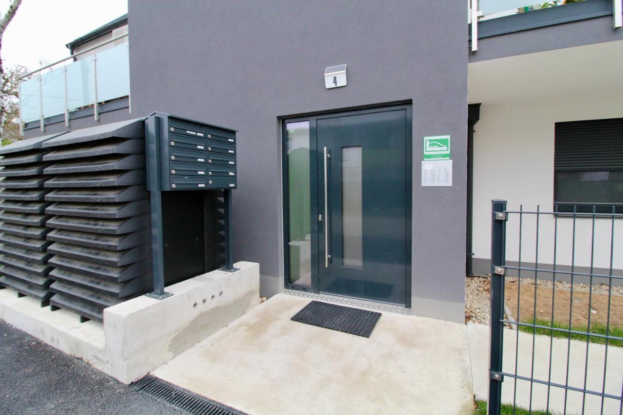 Modern Balcony With Free Parking *
