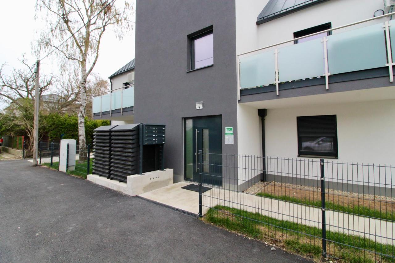 Modern Balcony With Free Parking Apartment *