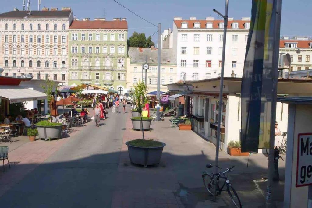 Center Apt In Best Area Near Park & Danube 20'to Airport Apartment
