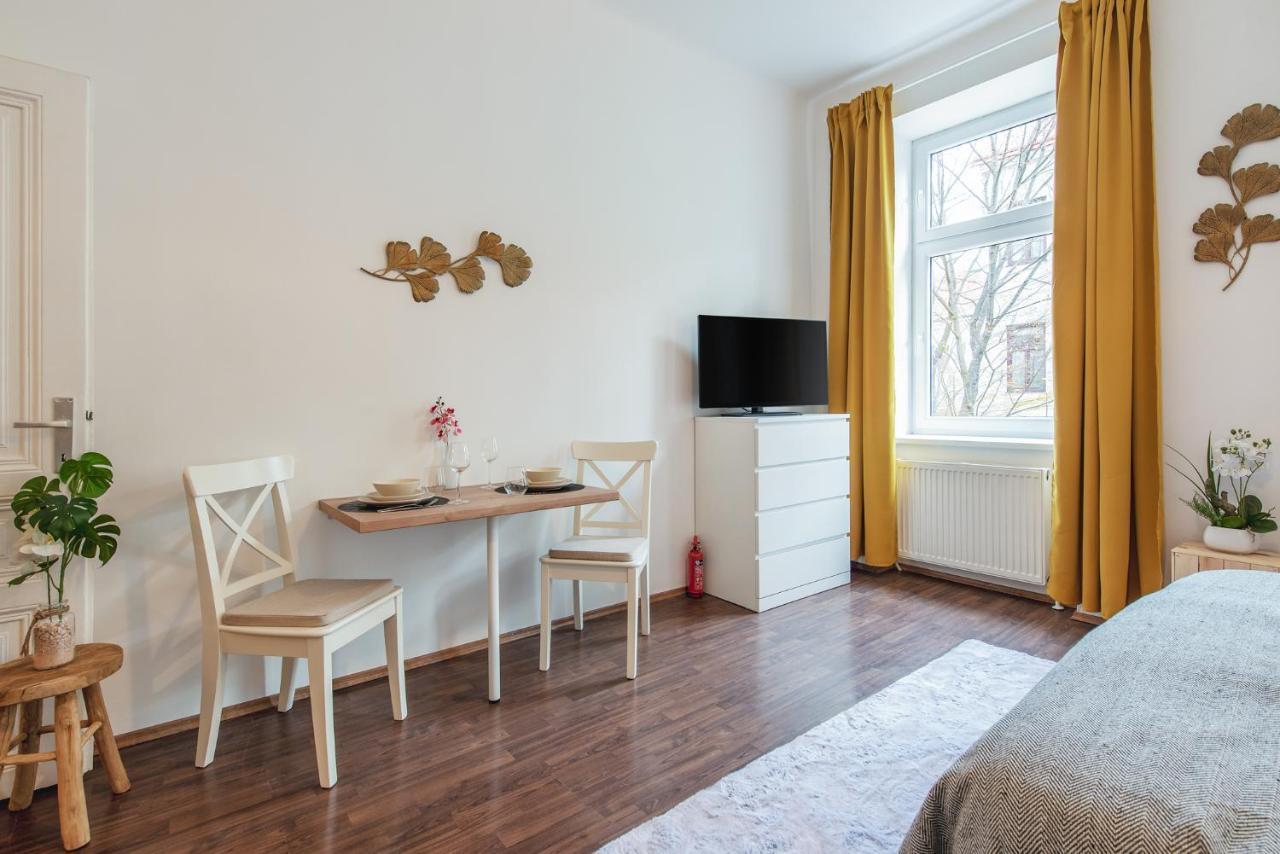 Delightful - Near Subway Apartment *