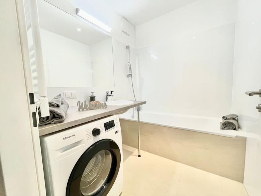 Premium With Terrace, A/c, Free Wifi And Netflix Apartment *