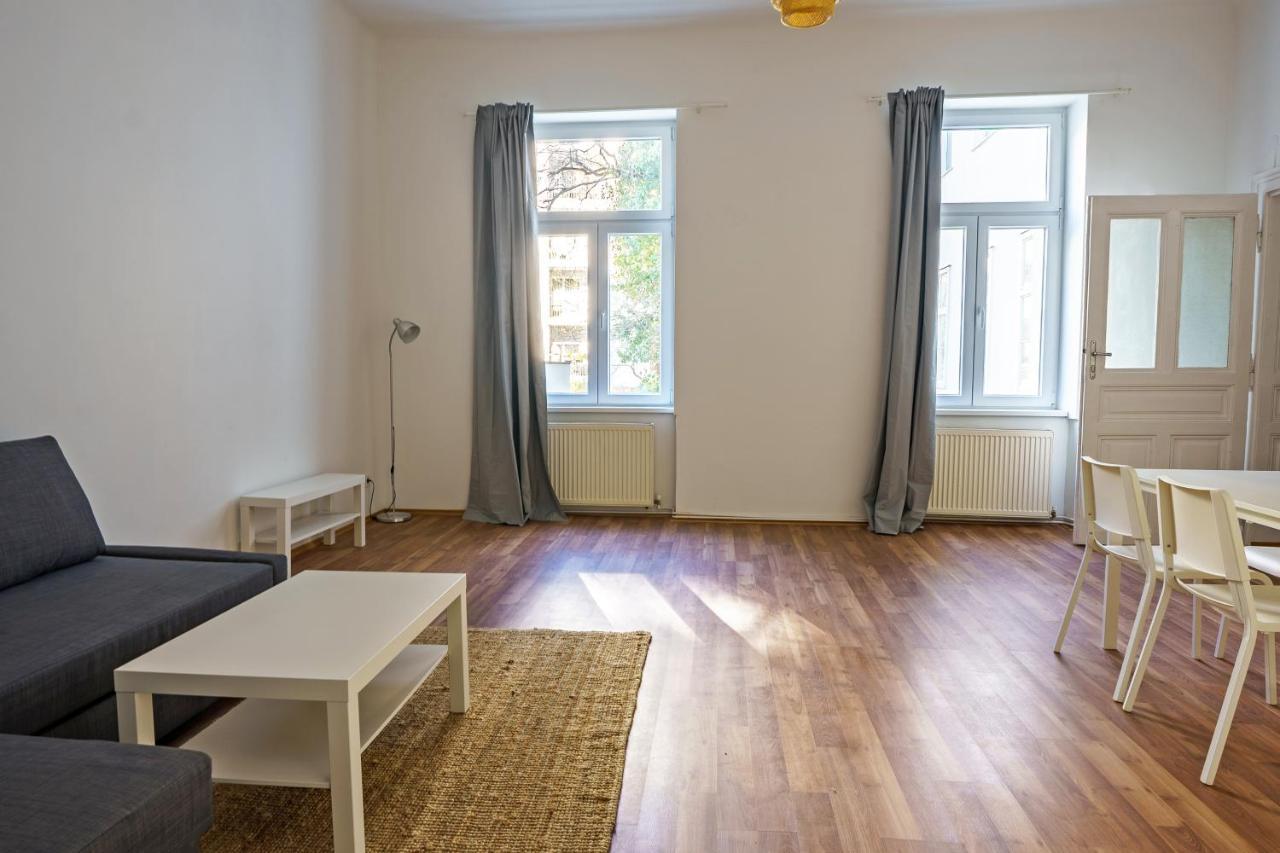1090 * Viena