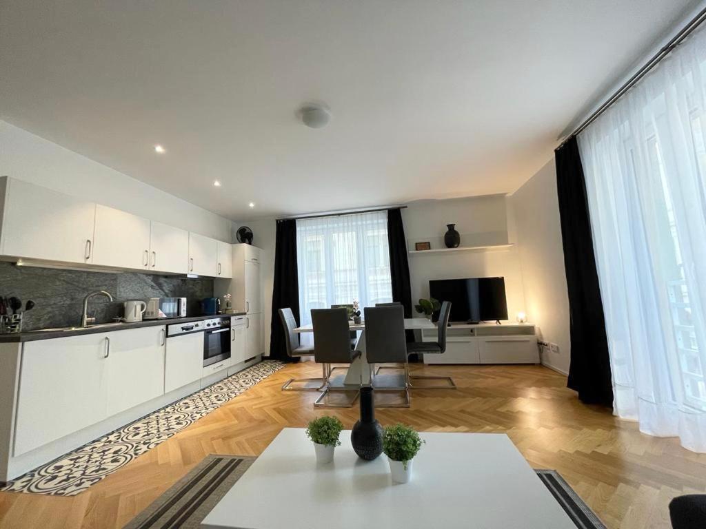 1st La Opera Suites Vienna
