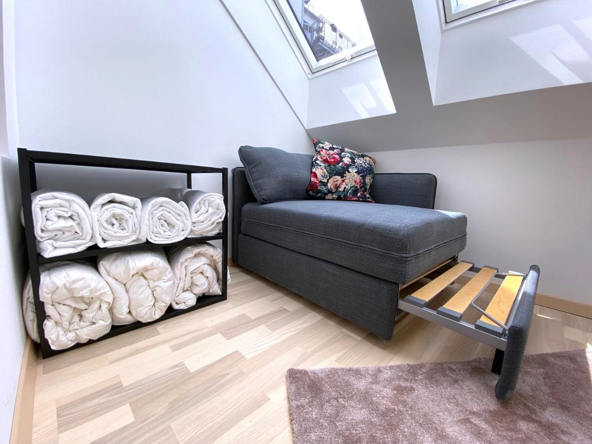 Apartment Stilvolle Dachgeschosswohnungen Mit Balkon In Innenstadt Naehe Wien