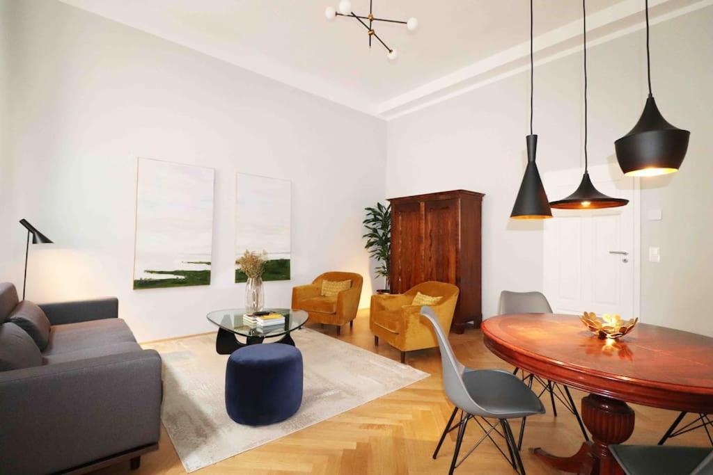 Center Apt In Best Area Near Park & Danube 20'to Airport *