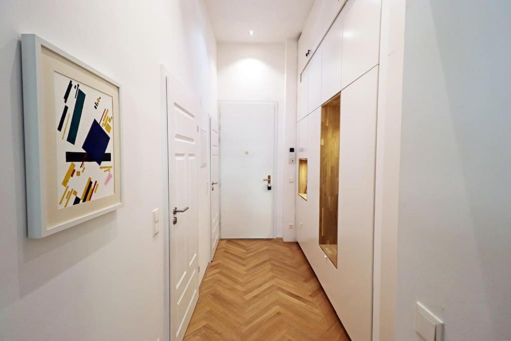 Apartment Center Apt In Best Area Near Park & Danube 20'to Airport *