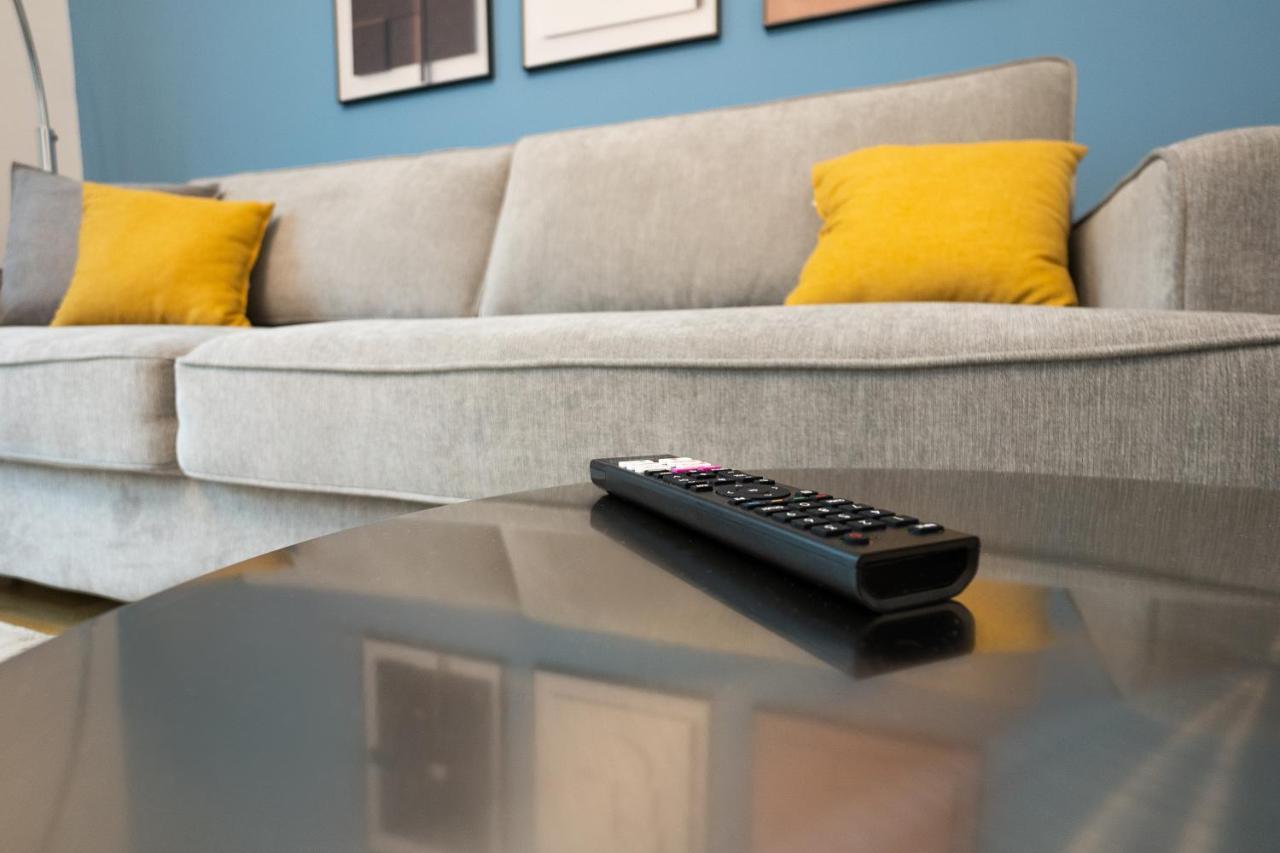 Bright Stylish In A Location Apartment *