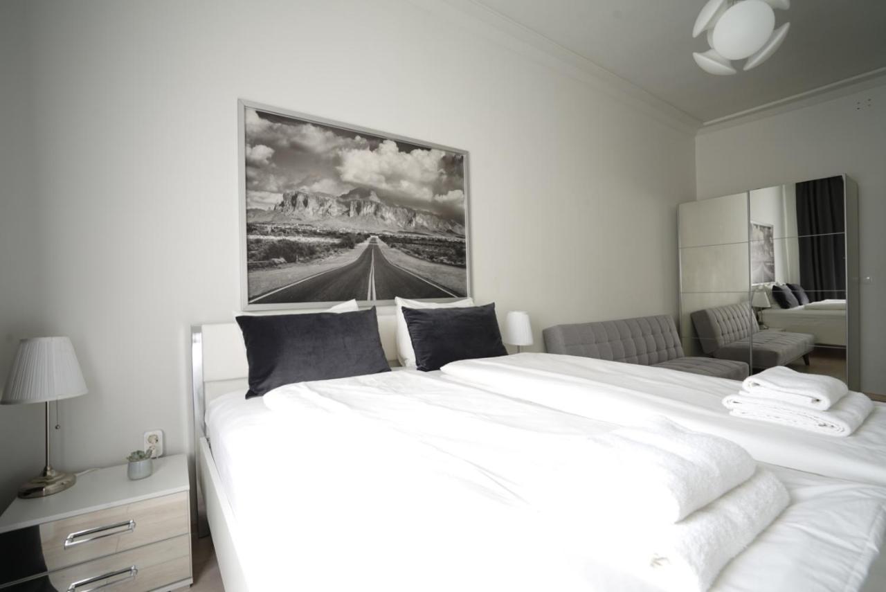 Luxury Apartment *