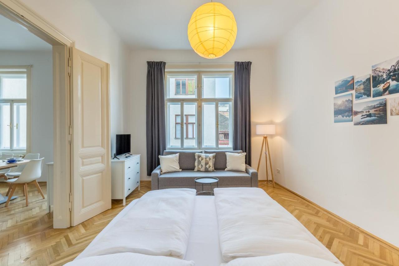 Grand Viennese Apartment *