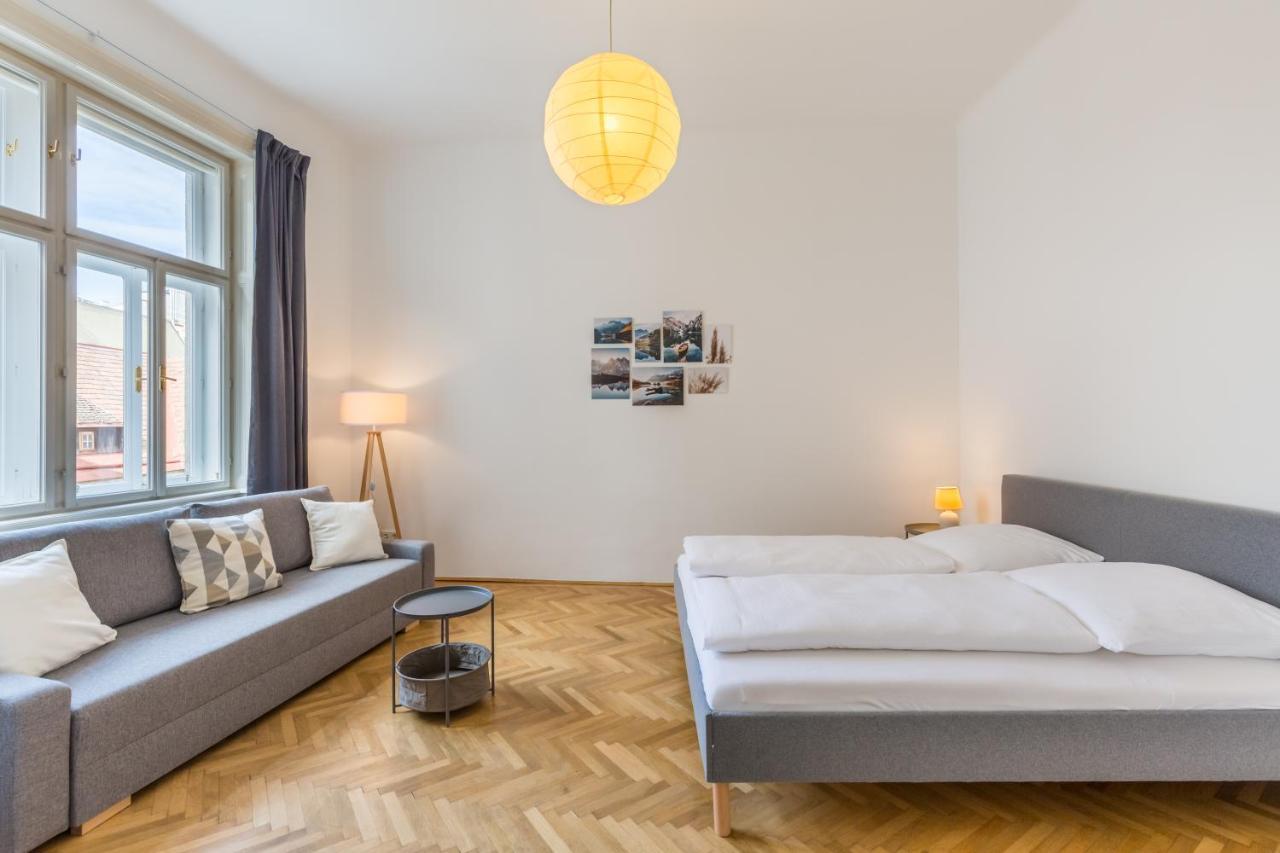 Grand Viennese Apartment *