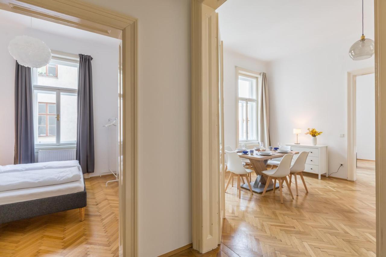 Grand Viennese Apartment *