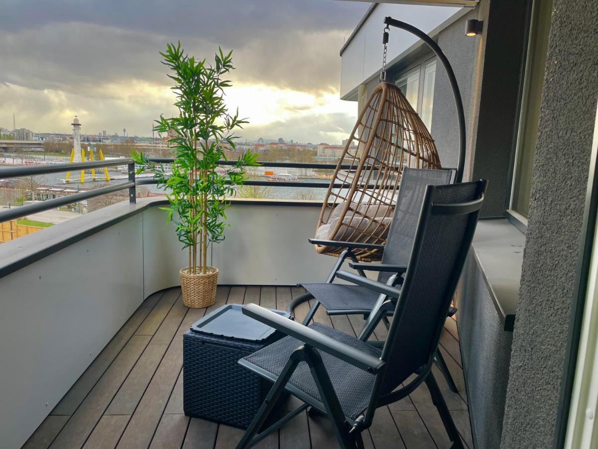 Apartment Riverfront With Balcony And Ac