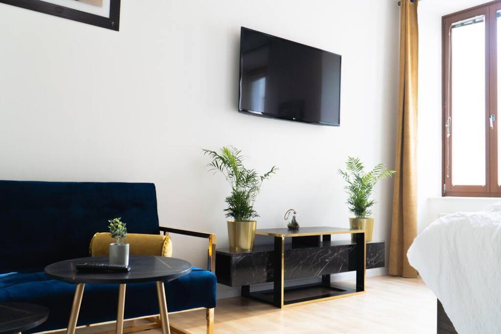 Apartment Luxury Meets Retro Near Parking