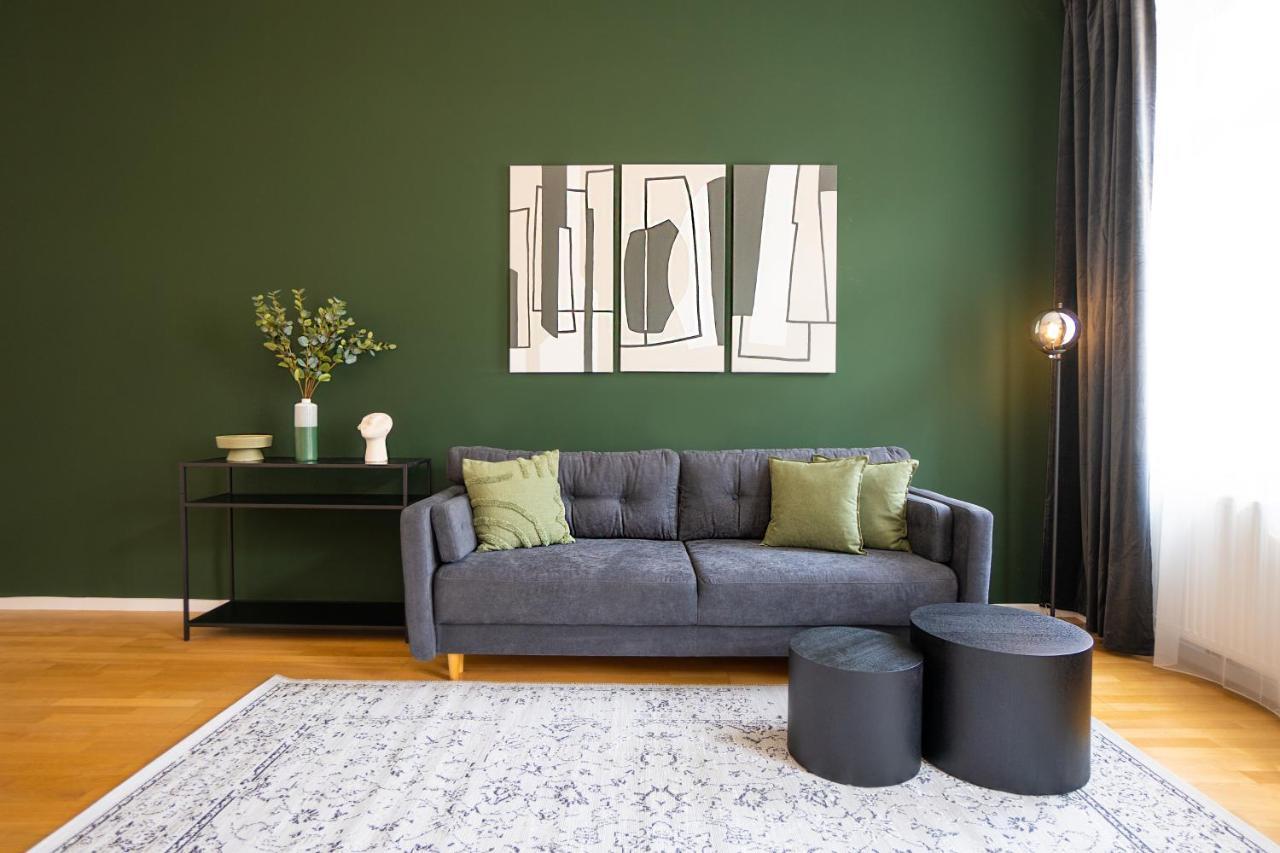 Belvedere Castle View: Chic Apartment Vienna