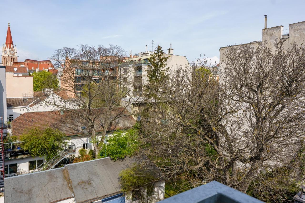 Living - Breitenseer Straße *