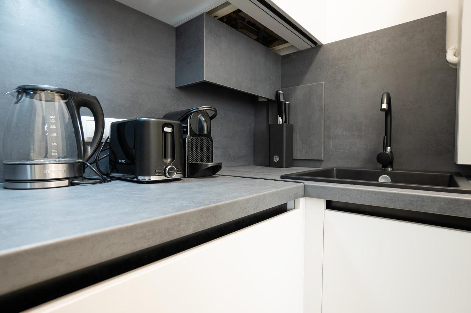 Spacious Cosy With A Balcony And A King-size Bed 15 Minutes Away From Stephansdom * Wien