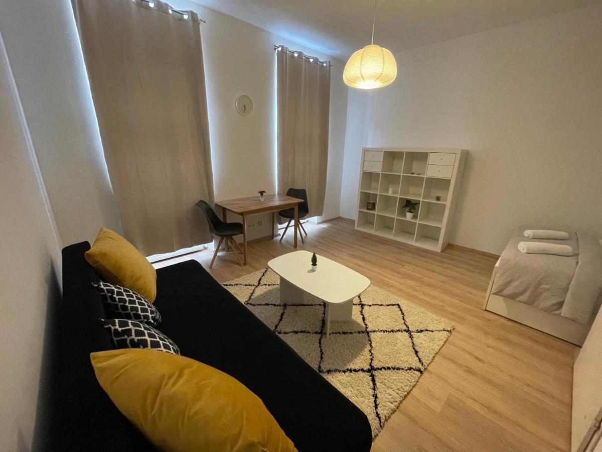Cozy 8-person In Located At Haberlgasse 82 N1 Vienna