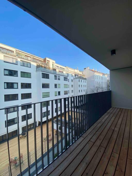 Modern Near Stadtpark Apartment